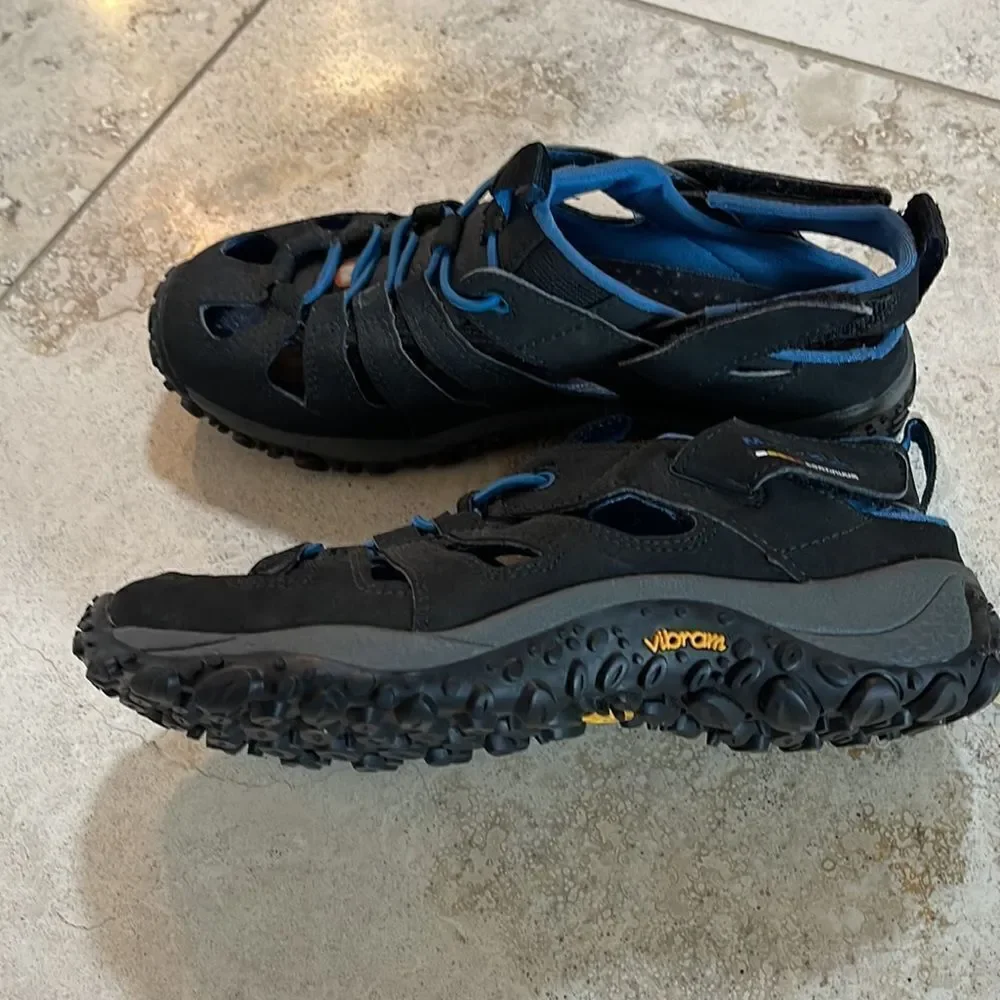 Merrell black/blue vibrant lug sole velcro strap sandals. Youth size 3.5